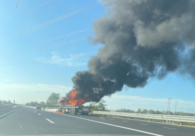 Immagine per Tir a fuoco in autostrada A4, scatta l'allarme a San Pier d'Isonzo